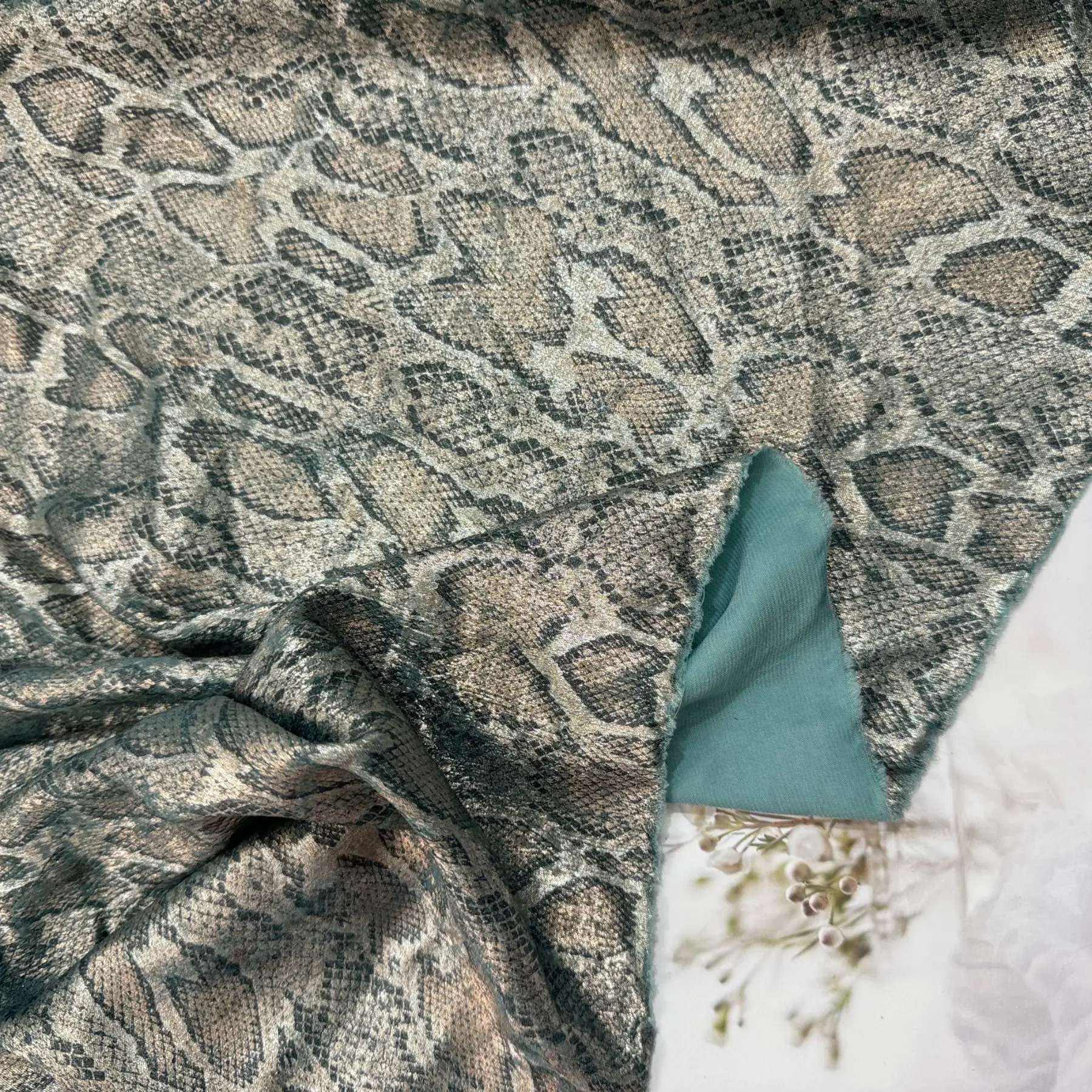 YX1008 100gsm Hot Stamping Polyester Holographic Foil Print Fabric Silver Snakeskin Chiffon Snake Print Fabric for Dance Dress - 图片 4