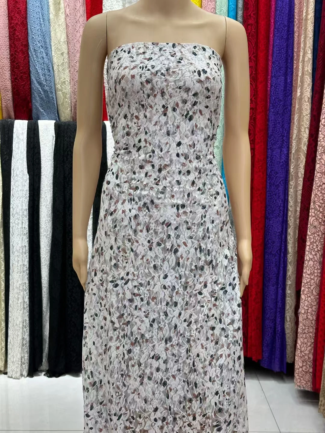 YX742 2025 French Lace Mesh Dress Fabric French Elegant Chantilly Lace Prints Fabric for Lingerie Dresses Skirts - 图片 5