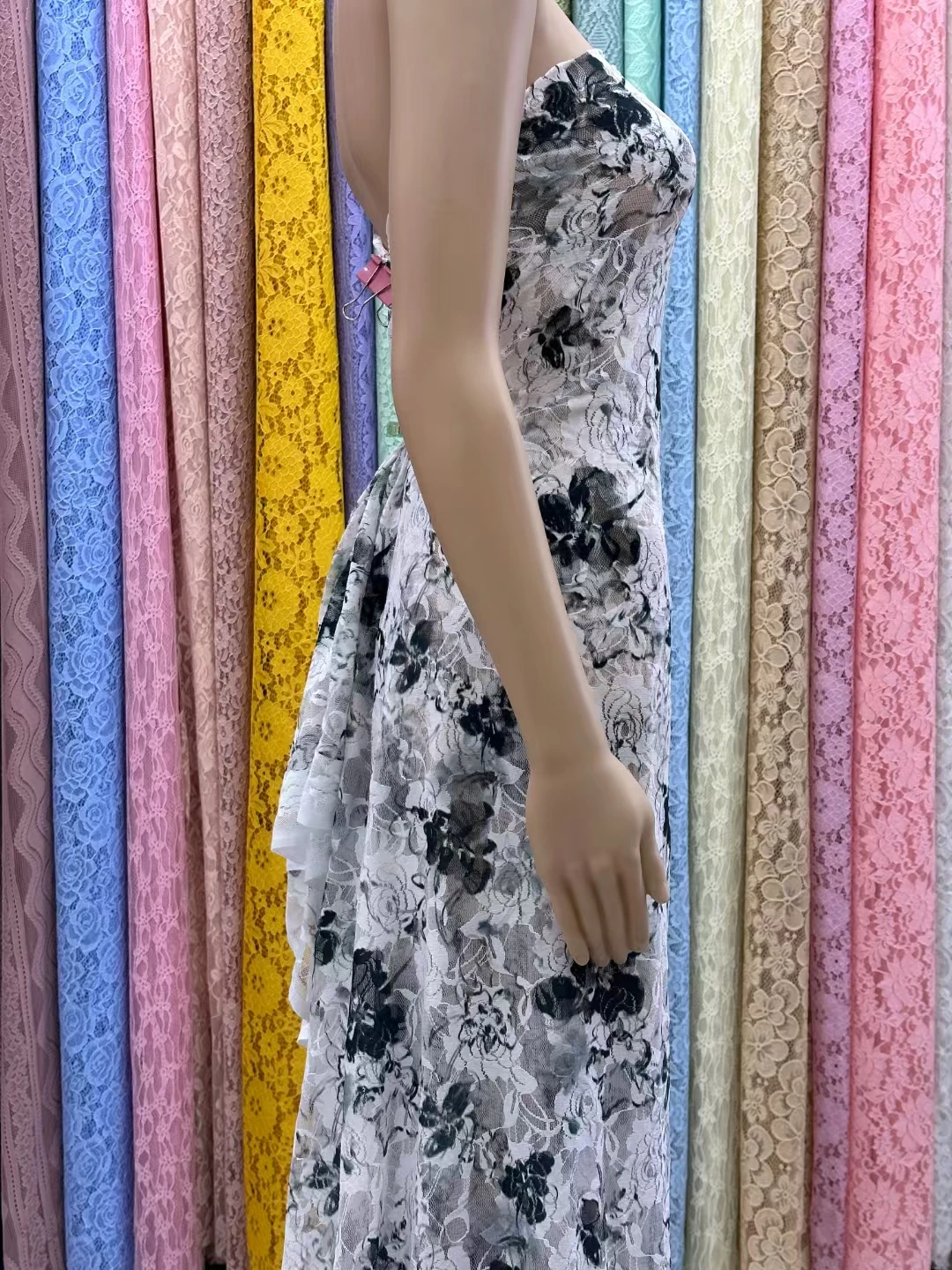YX742 2025 French Lace Mesh Dress Fabric French Elegant Chantilly Lace Prints Fabric for Lingerie Dresses Skirts - 图片 2
