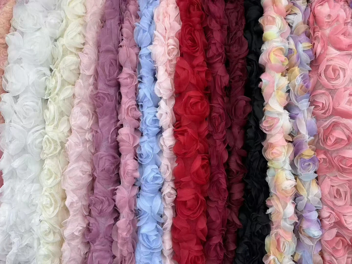 YX807 2025 Fashion Popular America 3D Embroidery Flowers Rose Knitted Mesh Tulle Fabric for Dresses Summer Women - 图片 3