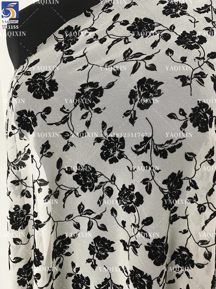 YX1155 2026 Popular Flocked Black Floral Mesh Fabric 4-Way Stretch Power Net Mesh Fabric With Black Floral Flock for Clothing - 图片 4