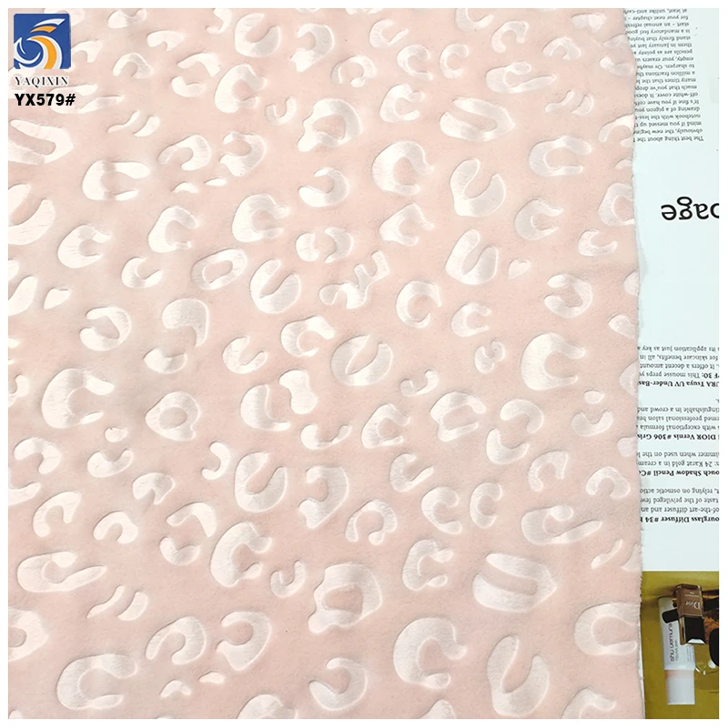 YX579 Hot-Selling Light Pink 3D Jacquard Embossed Velvet Leopard Fabric Leopard Velvet Stretch Fabric for Dress - 图片 3