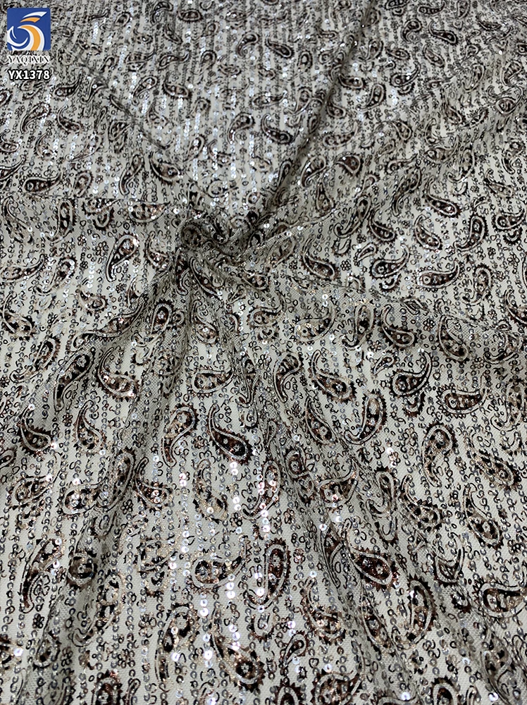 YX1378 150cm 200gsm 2026 New Paisley Printed Sequin Mesh Fabric 3mm Stretch Net Party Dress Sequins Fabric Textile - 图片 4