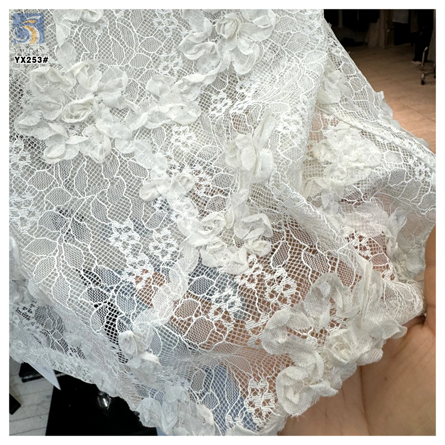 YX253 New Fashion Soft Polyester Lace With 3D Small Floral Patterns French Embroidery Chantilly Lace Fabric - 图片 6