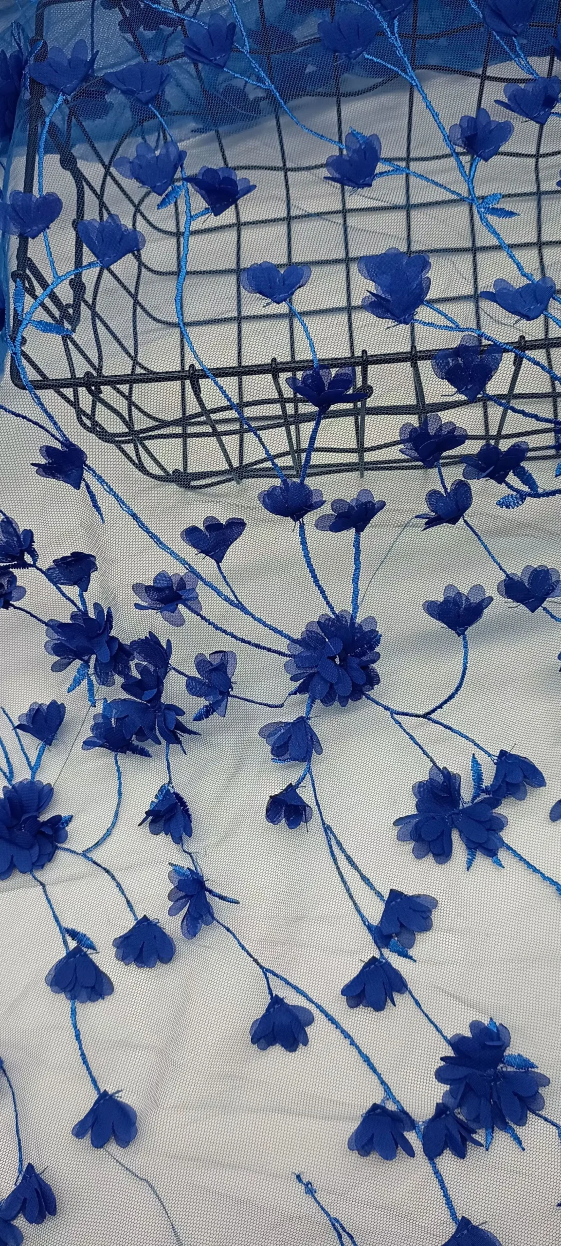 YX1261 Factory Wholesale 200gsm Red 3D Small Florals Embroidery Mesh Fabric 3D Floral Laser Embroidery French Tulle Fabric - 图片 4