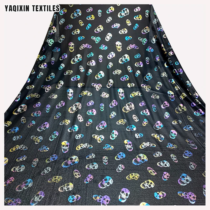 YX2259 Halloween Style Horror Skull Bone Pattern Colored Foil Printed Fabric Flash Glitter Tulle Mesh Knitted Polyester Fabric - 图片 3