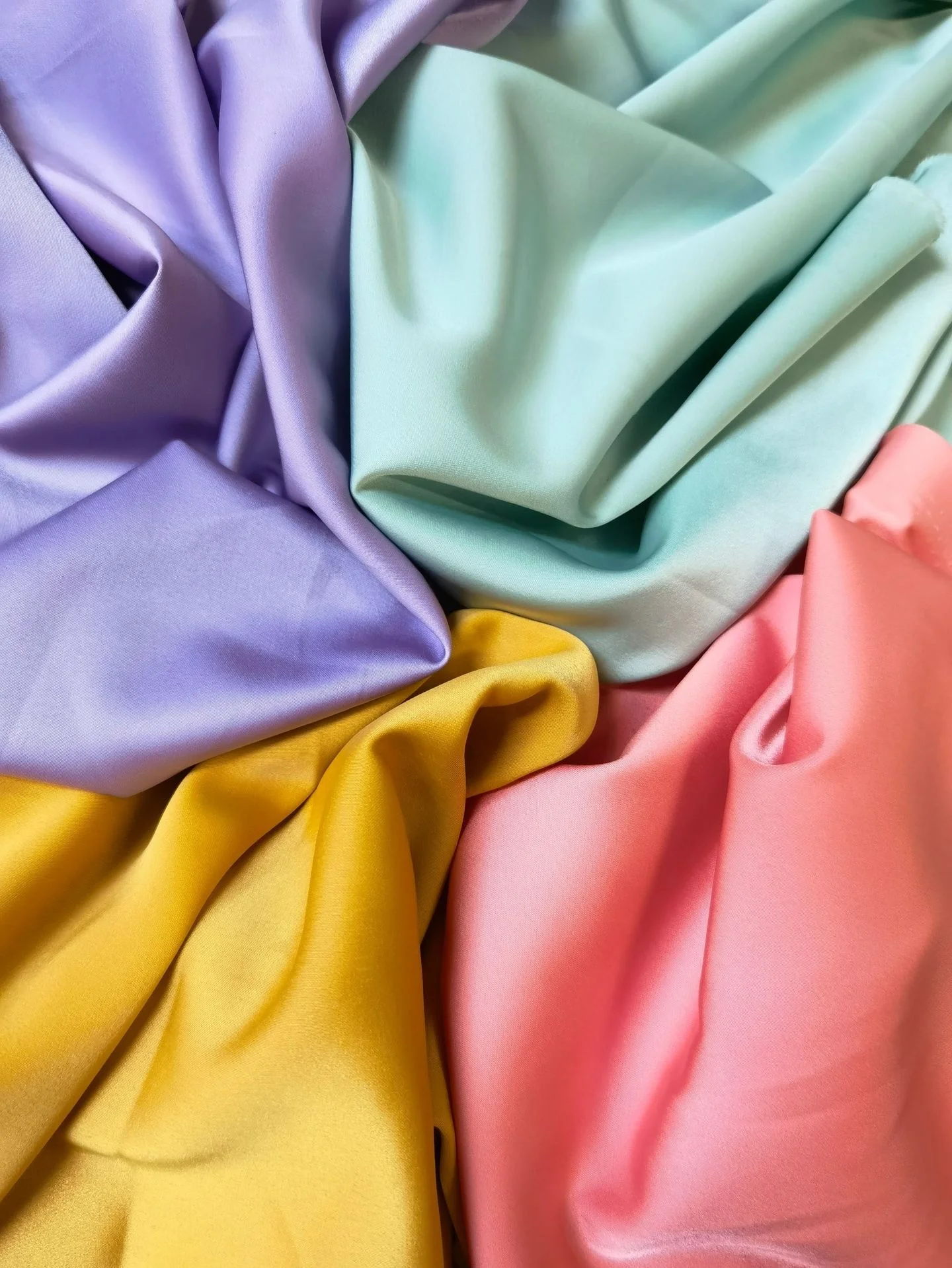 2025 Factory Supply Polyester 170gsm Cationic Faux Acetate Smooth Hand Satin Matte Camisole Dress Fabric - 图片 3