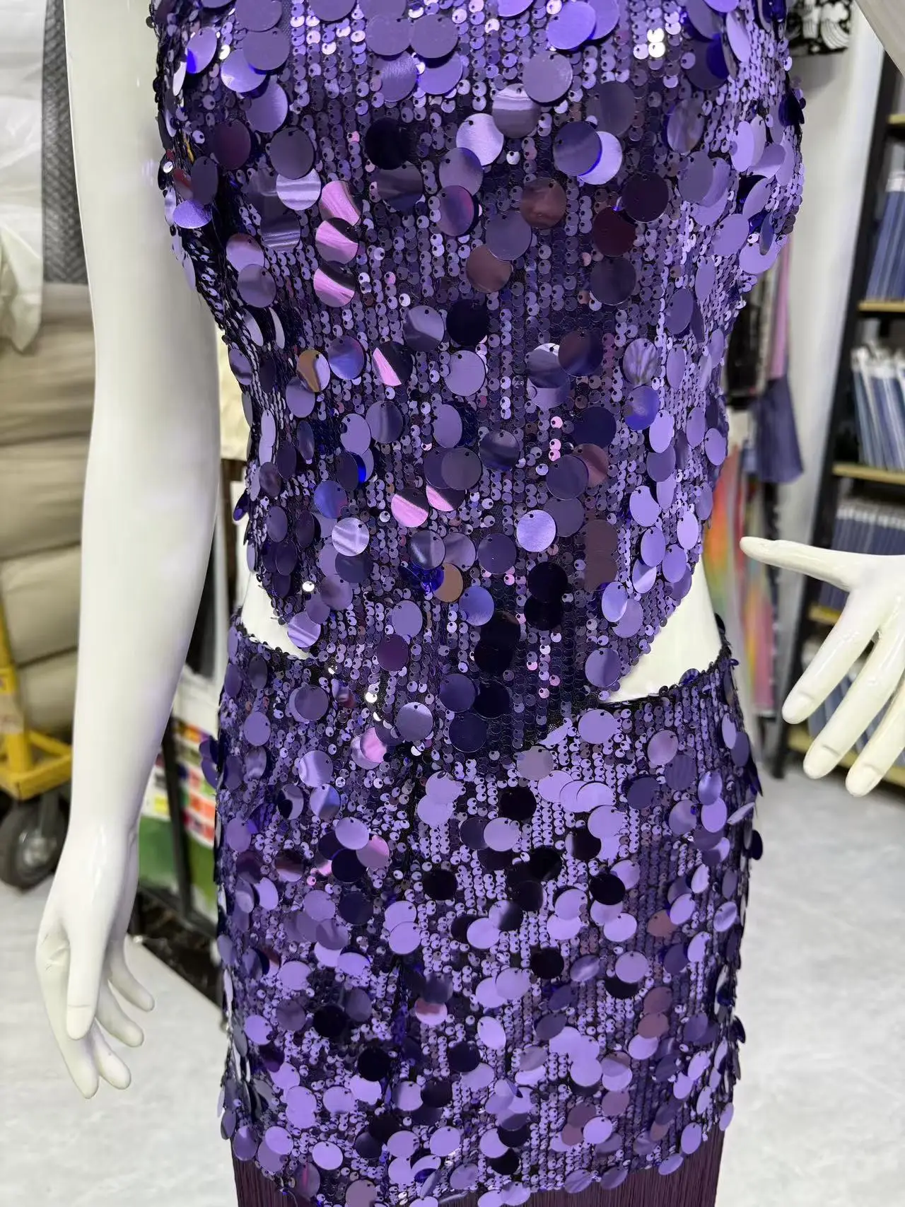 YX450 High Density 18MM Silver Chip Embroidery Dress Fabric with Sequin Embroidery Fashionable Chip Embroidery Clothing Fabric - 图片 3