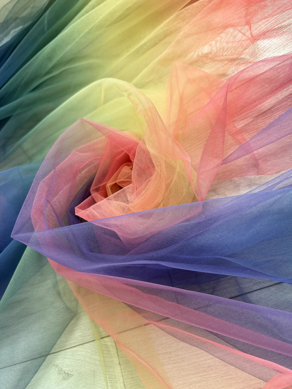 YAQIXIN Supplier Rainbow Print Tulle Net Fabric Textile Raw Material 100 Polyester Mesh Fabric for Clothing Mosquito Nets - 图片 4