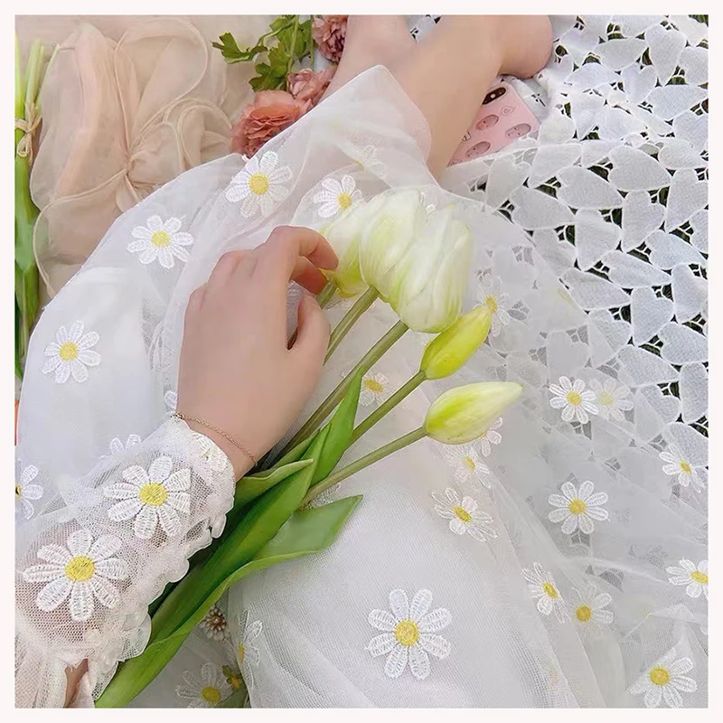 China Floral Embroidered Fabric Tulle White Flowers Embroidery Lace Tulle Dress Wedding Fabric - 图片 3