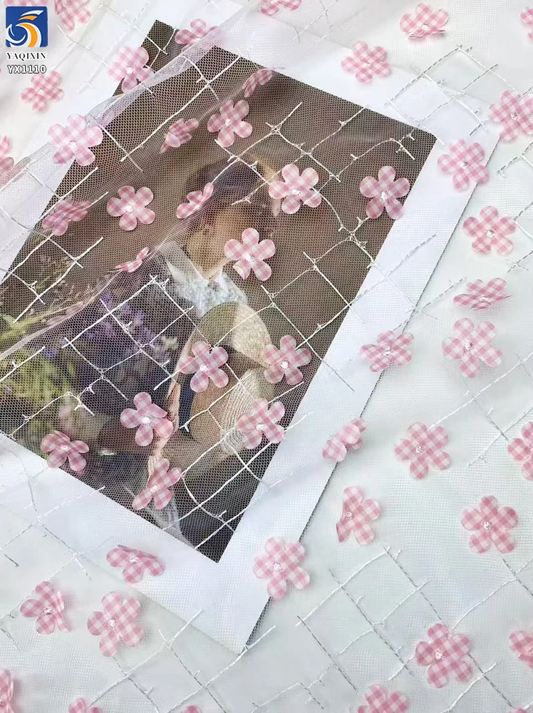 YX1110 New Fashion 2026 Design Checkered Embroidered Tulle Fabric With 3D Florals 3D Mesh Fabric for Short Skirts - 图片 4