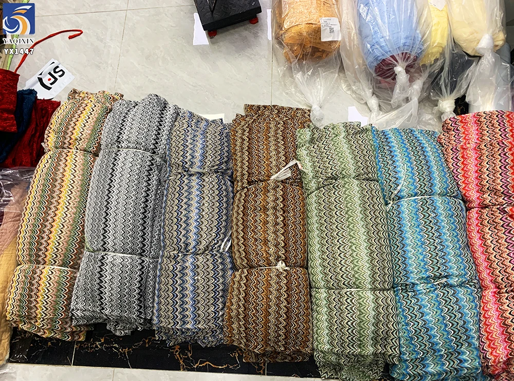 YX1447 300gsm 5mm Sequins Knit Jacquard Fabric 100 Percent Polyester Chevron Pattern for Dress and Swimwear - 图片 3